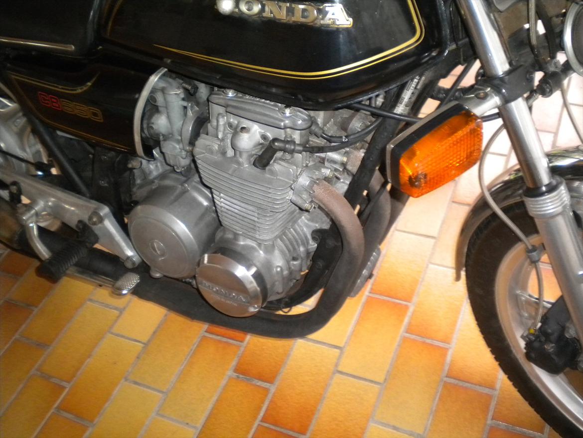 Honda cb650 solgt - Motoren lyder forbavsende sund, men trænger til et par timers hygge med klud og knofedt billede 5