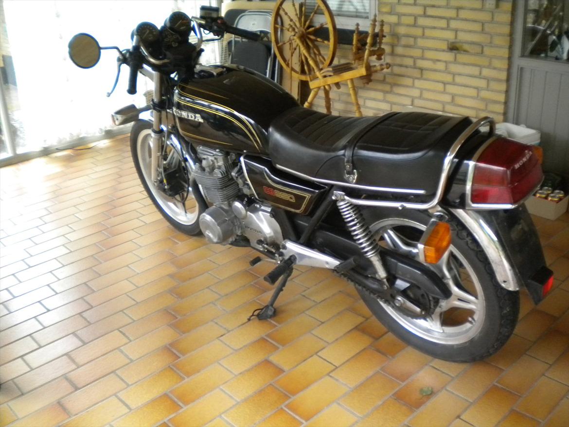 Honda cb650 solgt - Står egentligt meget pæn alt taget i betragtning billede 6