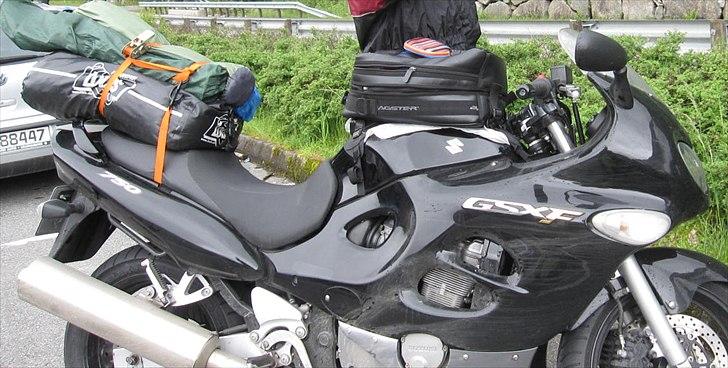 Suzuki GSX F - Skidtet er sjovere at få på - end af. billede 12