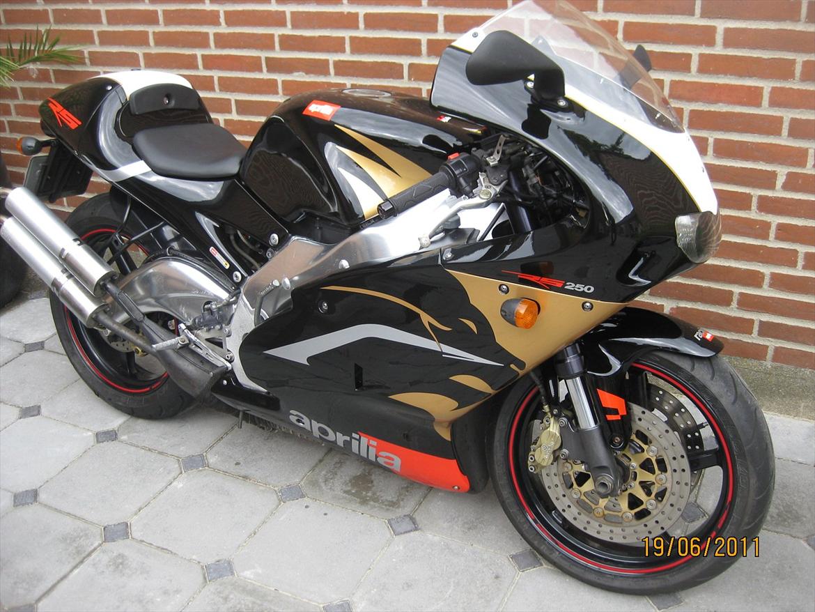 Aprilia RS 250 - Aprilia RS 250. Hurtig og letkørt. 69 hk. 0-100 på 4,4 sek.  billede 1