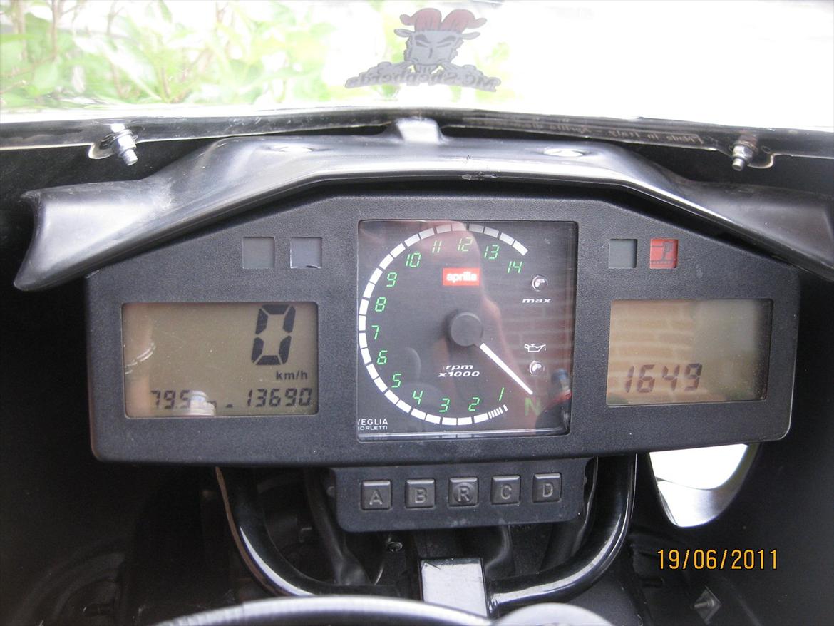Aprilia RS 250 - Kørecomputer med bl.a. ur, stopur, motortemperatur, max hastighed, gennemsnitsfart og mulighed for selv at vælge hvor det røde felt skal starte.  billede 3