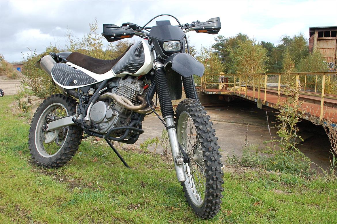 Honda XR 600 - Fik lavet stickers til både tank og sidedæksler, men synes det så pænt fesent ud til sidedækslerne... billede 7