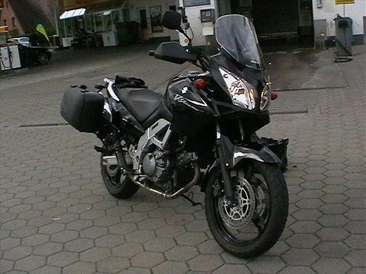 Suzuki V-strom dl650 K4 (SOLGT på kun 3 dage ;-)) - ÅH..  blir blød når jeg ser dette billede..  lige afhentet mc.. blot lige trillet over på tanken overfor.. og måtte gå rundt om den og sige..  min..min..min..min..  inde i hjelmen..  tsk..tsk..  ;-)) billede 8