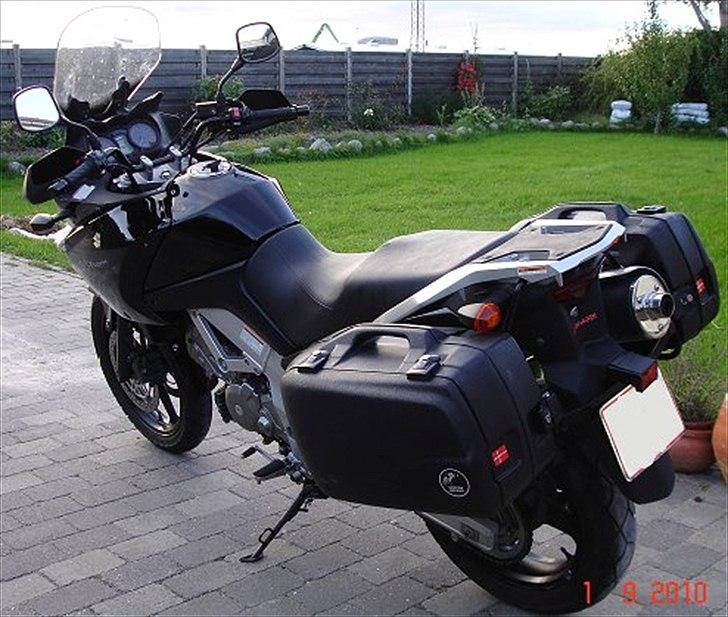 Suzuki V-strom dl650 K4 (SOLGT på kun 3 dage ;-)) - En noget bredbaget madamme, - man skal lige vende sig til der er 115cm at rangere med..! billede 17