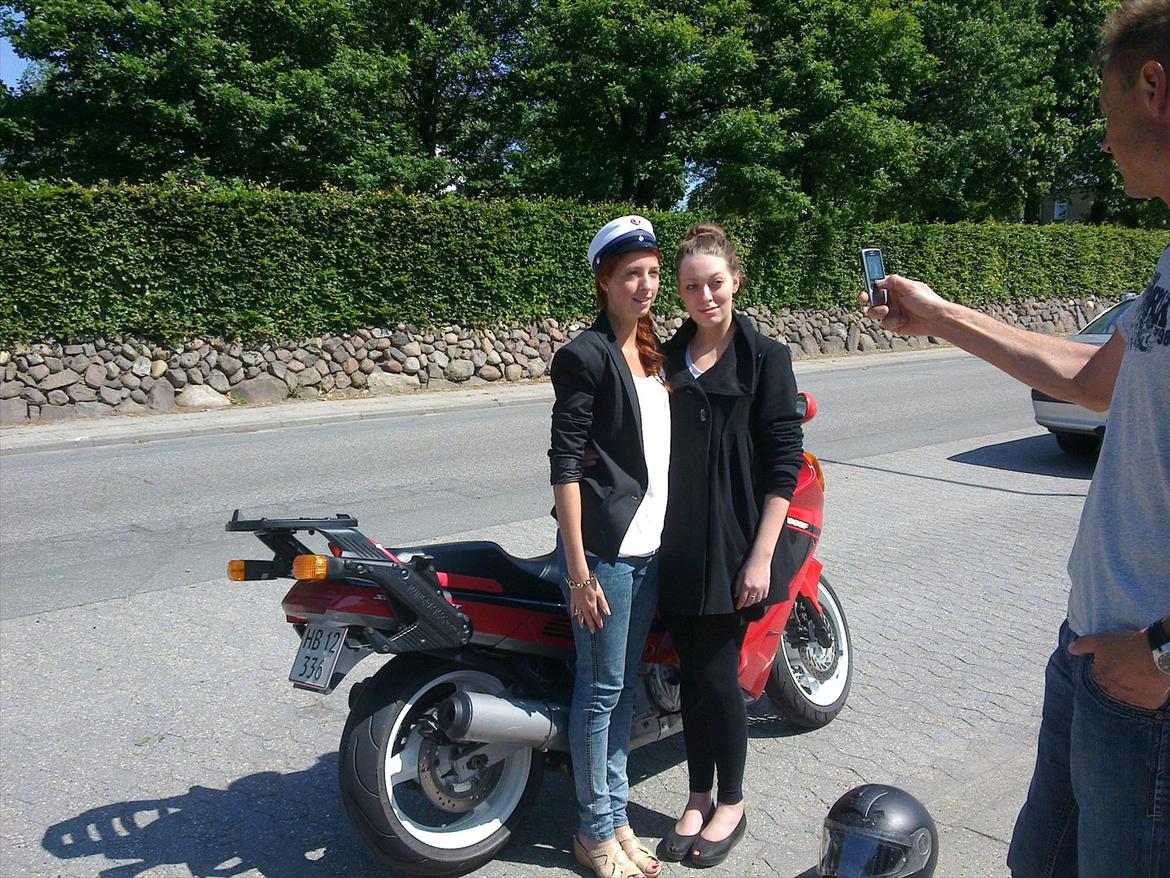 Honda cbr 1000 f sc24 - her er det lige en god veninde som skal hentes efter hun har fået hue på billede 4