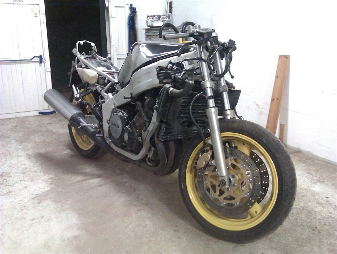 Yamaha FZR billede 3