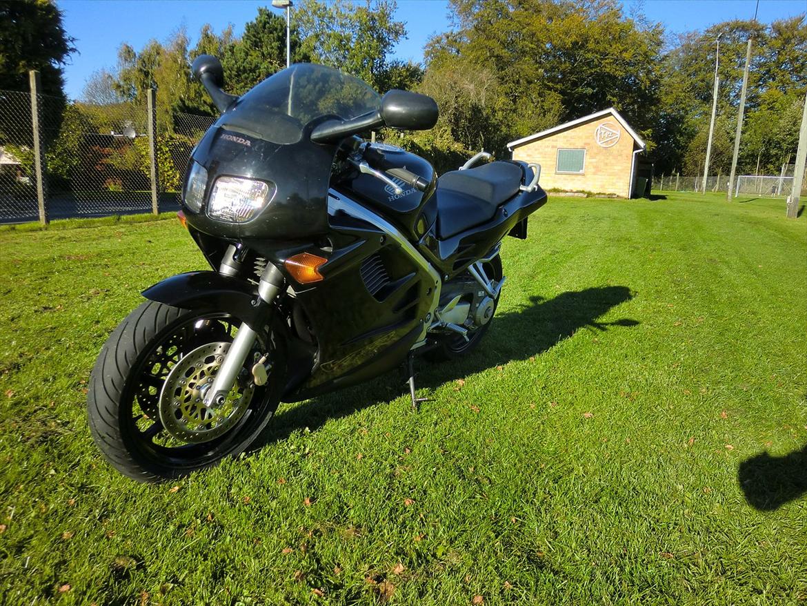Honda VFR750II - solgt - Altså - det er da et ganske nydeligt design. billede 1