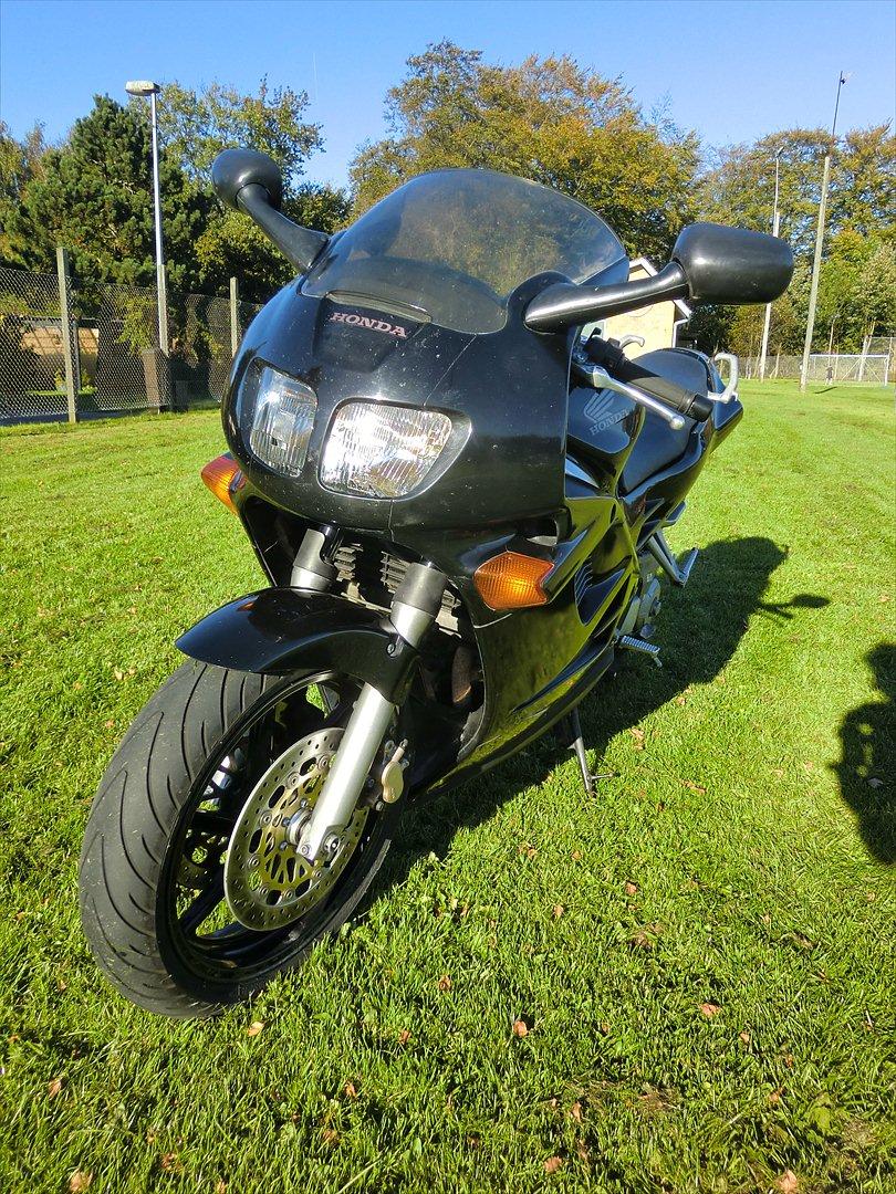 Honda VFR750II - solgt - Det kommer til at pynte med de sorte blink. billede 2