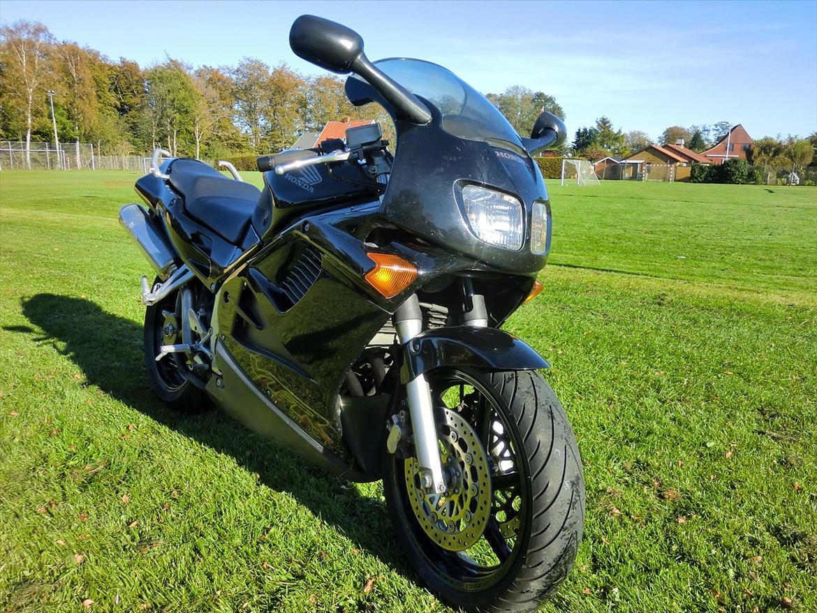 Honda VFR750II - solgt - Når man tænker på den er 16 - SEKSTEN - år gammel er den da OK :) billede 3
