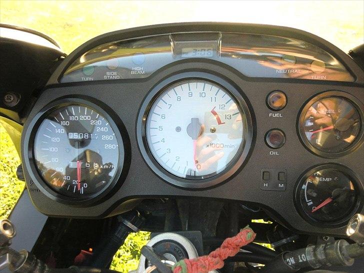 Honda VFR750II - solgt - Hvid baggrund til omdrejningstælleren gør aflæsningen lettere. billede 10