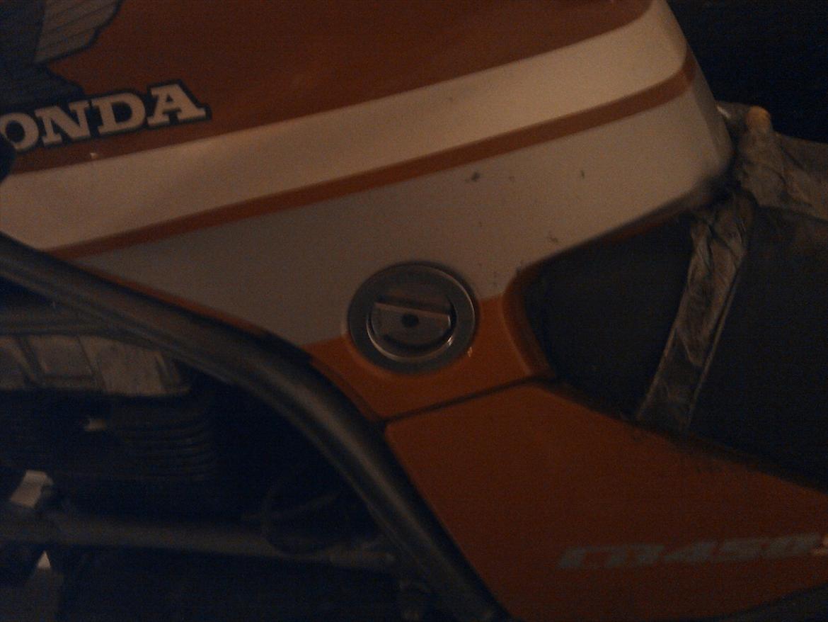 Honda cb450s - fin detailje med tank hane i tanken  billede 9