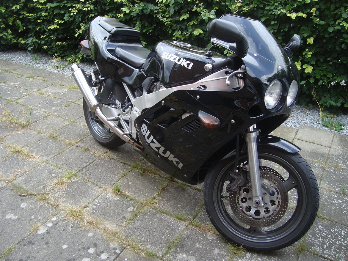 Suzuki GSXR 400 R (GK73A) *Solgt* billede 1