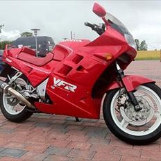 Honda VFR 750 F RC24