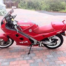 Honda VFR 750 F RC24
