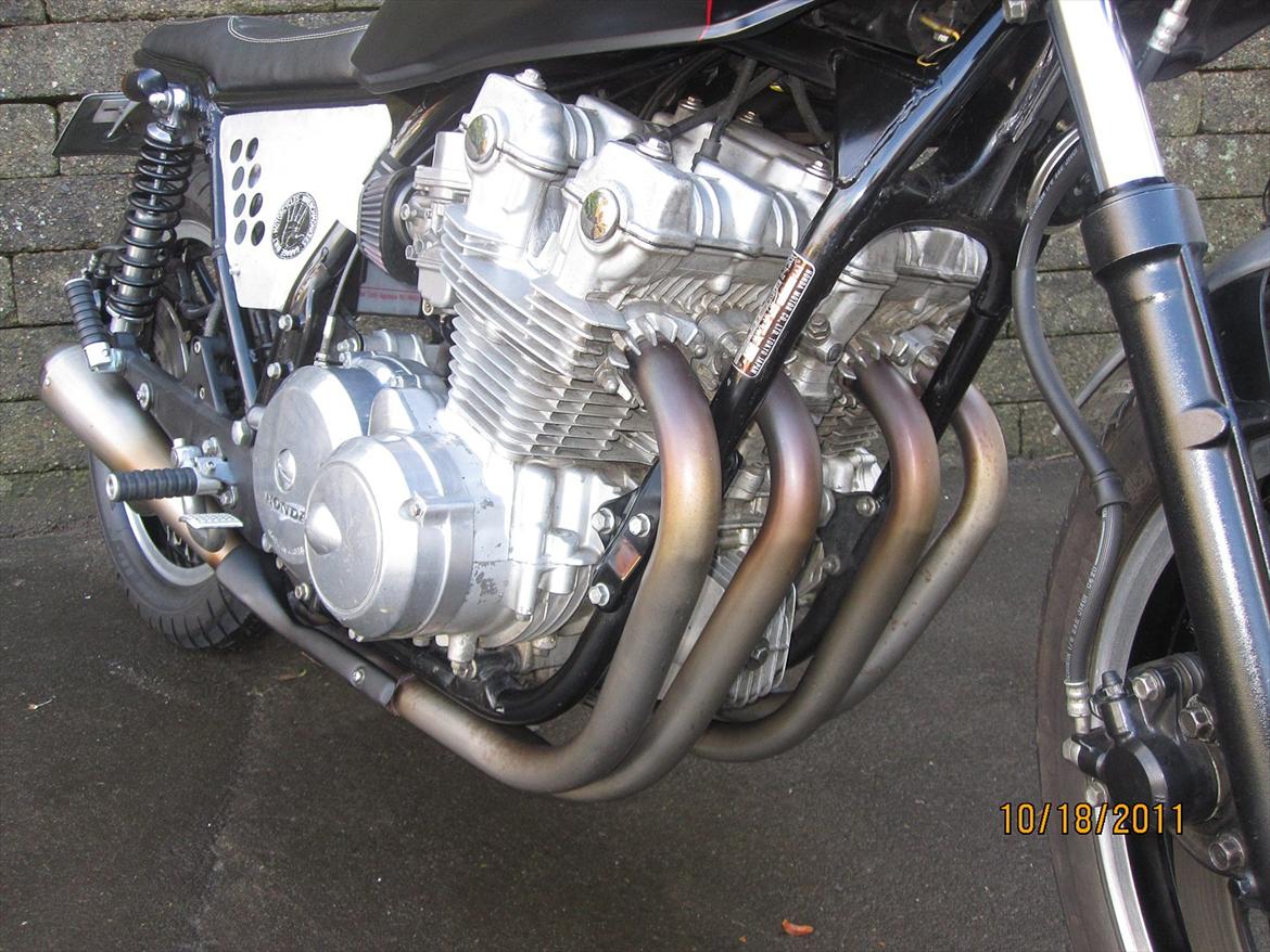 Honda CB 750 DOHC FA - Honda CB 750 DOHC caferacer - 4 i 2 udstødning i metal og varmelak billede 13