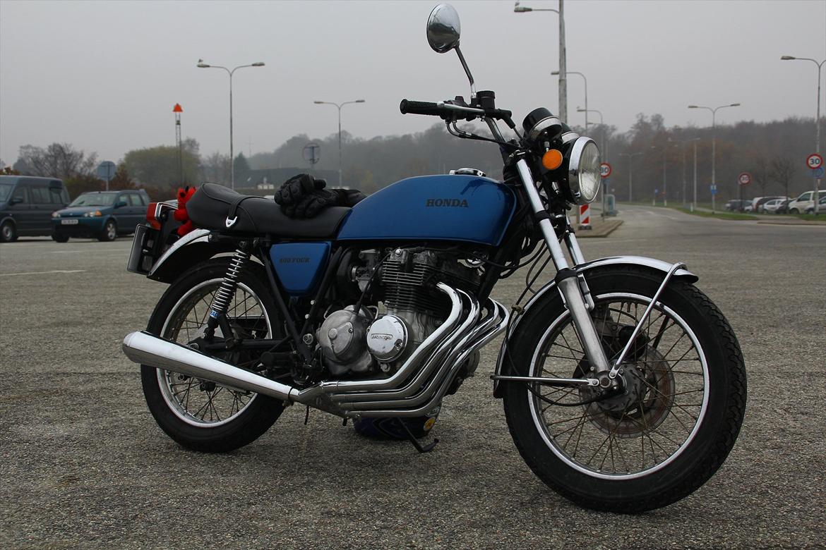 Honda CB400F - På Fynshav færgehavn. Ny 4i1 udstødning, potte, bremsemaster og kaliper samt filtre. billede 1