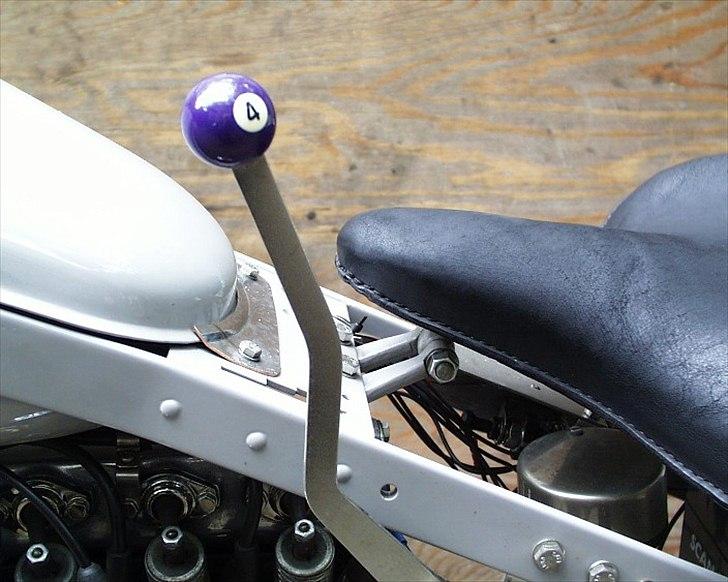 Nimbus Bobber - De tidlige Nimbusser havde håndgear, omend stangen gik i skiftekulissen på stelpladen bag tanken. Denne maskine har 4-trins gearkasse og kører touring med tanktaske, så det gav mere mening at flytte gearstangen ud på siden af stellet. billede 4