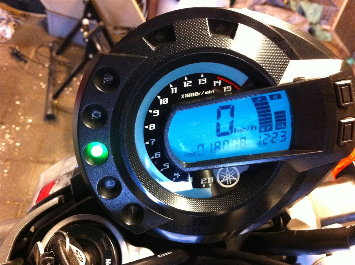 Yamaha FZ-6 N - 18078km rundet den i sommeren 2011 - 7600 af dem er kørt i år. Nu skal den ind og sove, og nu skal der spares op til nyt fordæk (øv, men sådan er det) billede 15