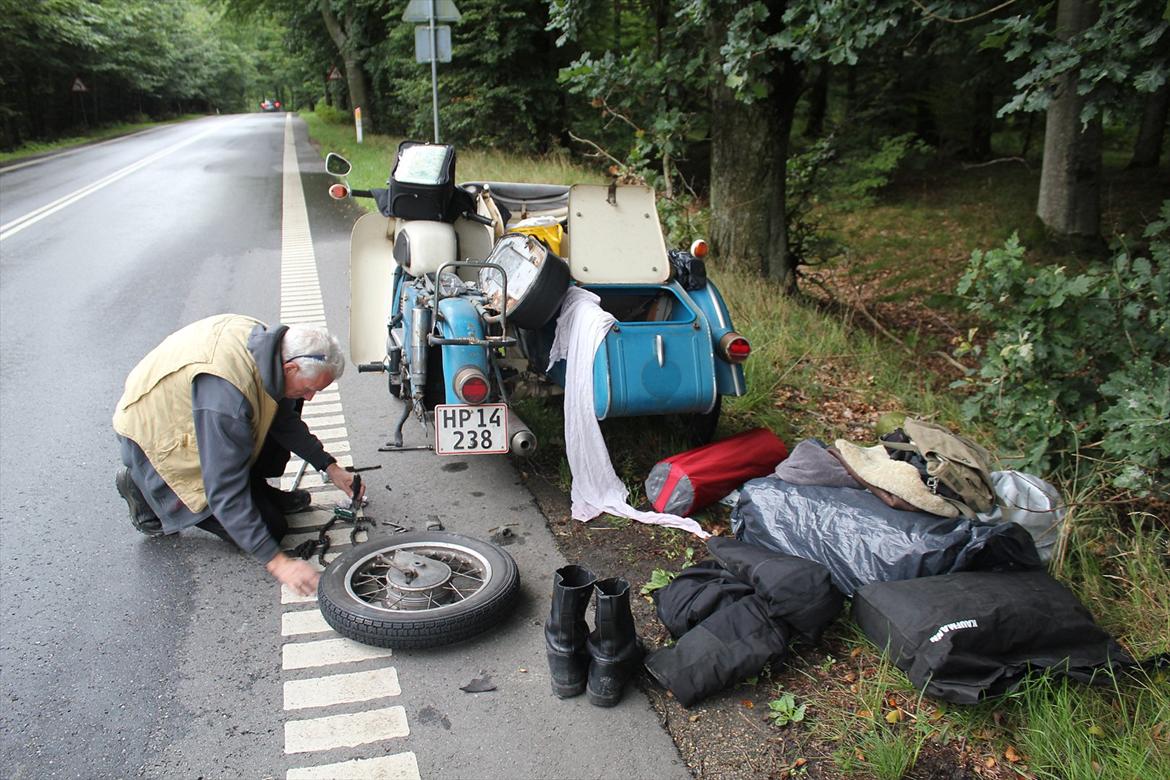 MZ ES250/2 - Knækket kæde på vej til en færge vi skulle nå i Aarhus. Hvorfor bruge 20 minutter på at forkorte kæden med det rigtige værktøj, når man kan bruge en time med en skrutrækker som dorn og en svensknøgle som hammer? Anyway, vi nåede færgen og kæden holdt hjem billede 5