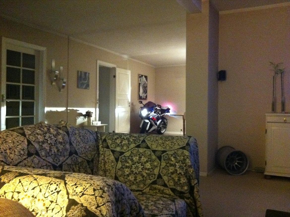 Suzuki GSXR 600 - udsigten fra sofaen, i højre hjørne kan Mark Webbers bag fælg fra Red Bull F1 2009 ses billede 15