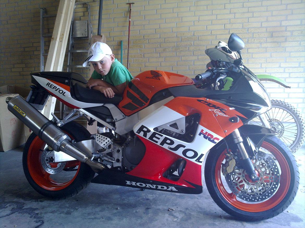 Honda cbr 900rr repsol - man må jo nøjes med en crosser når man (kun)er 9 år billede 3