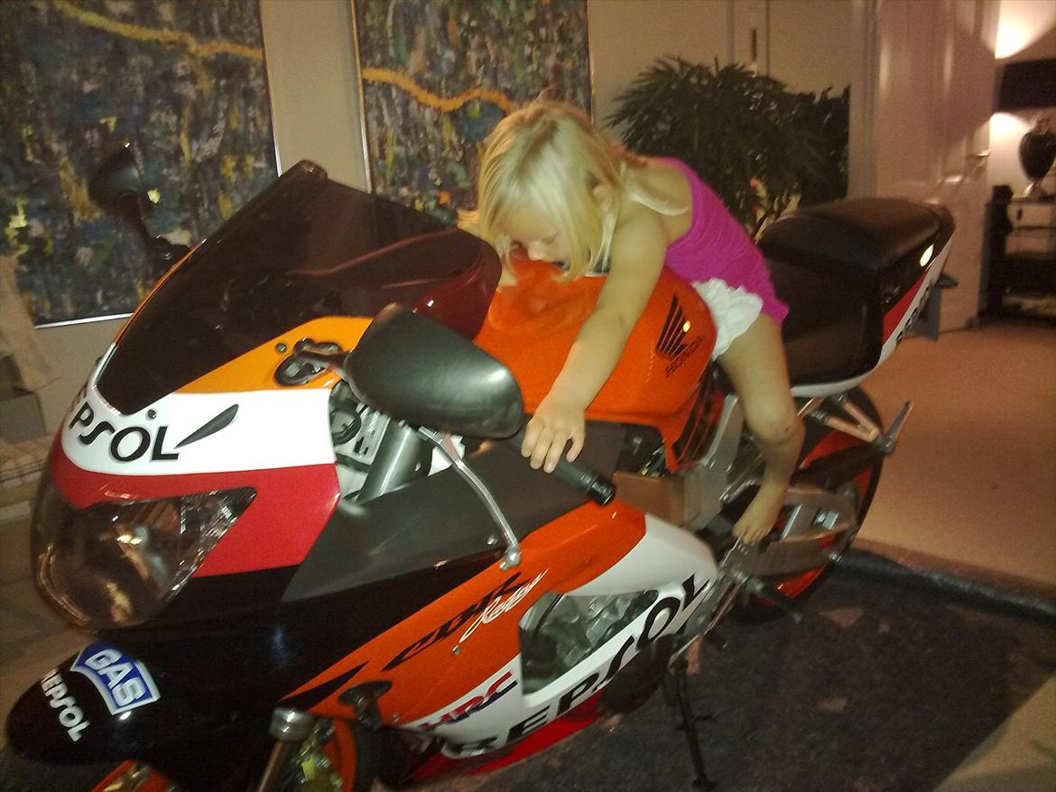 Honda cbr 900rr repsol - prinsessen kan også,og hun har bensin i blodet,er vild med cross og gocart som farmand billede 4