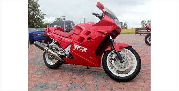 Honda VFR 750 F RC24 billede 2