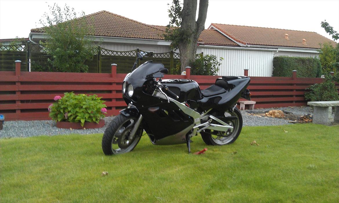 Suzuki GSX R 400 R billede 2