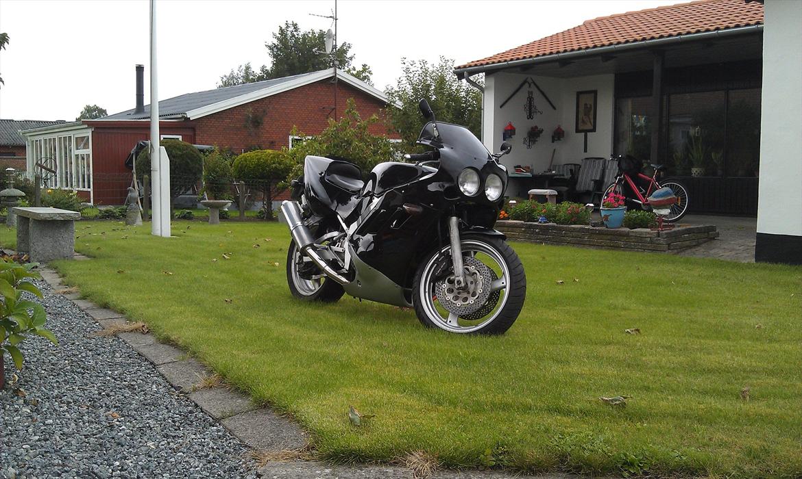 Suzuki GSX R 400 R billede 4