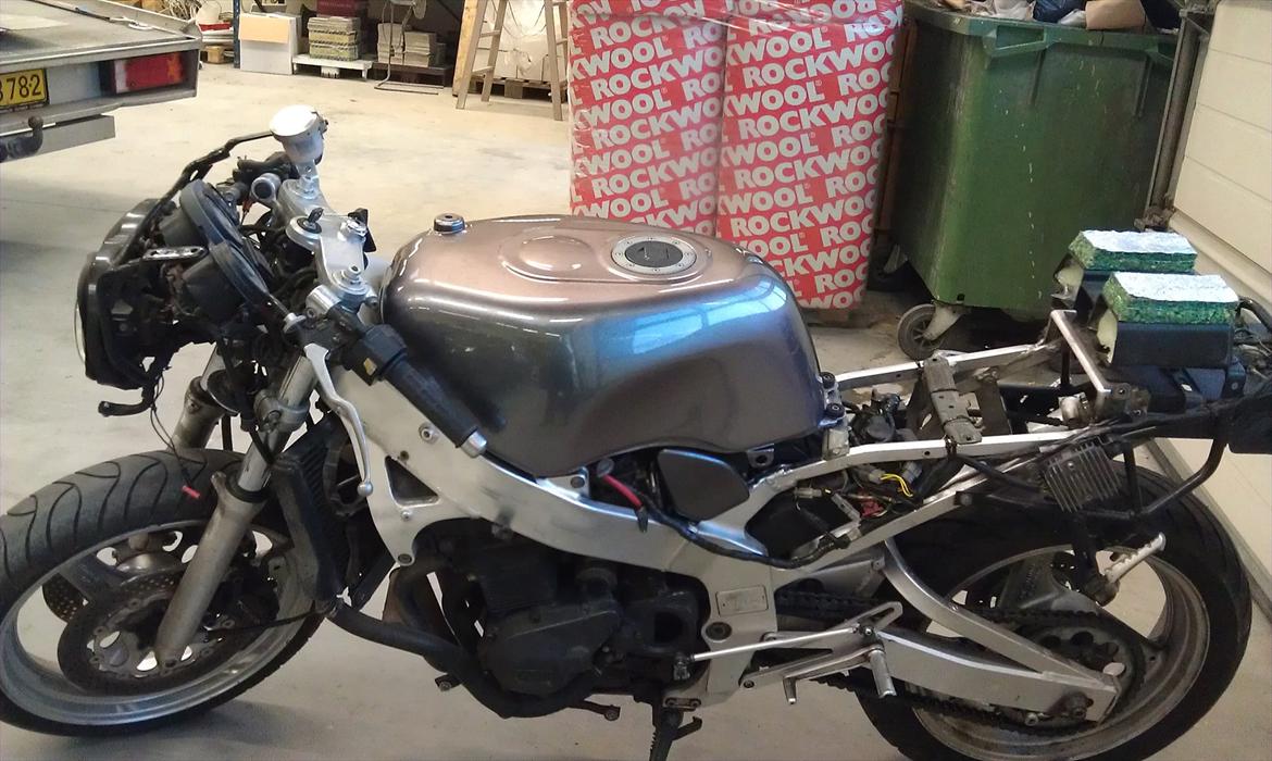 Suzuki GSX R 400 R billede 15