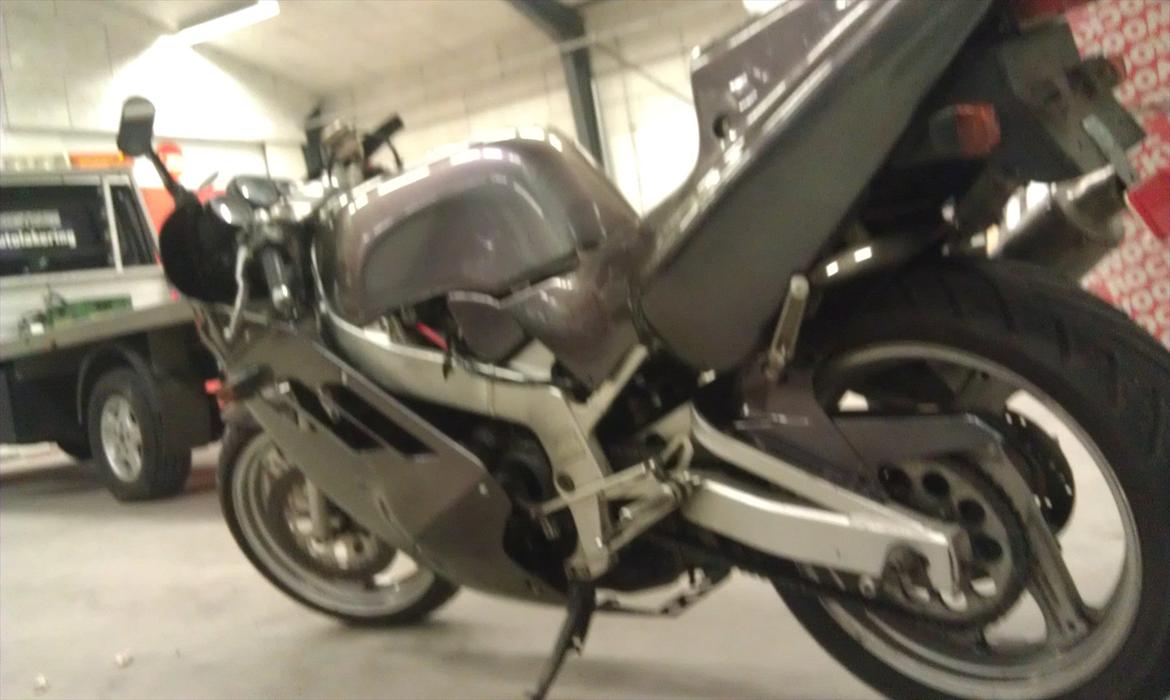 Suzuki GSX R 400 R billede 16