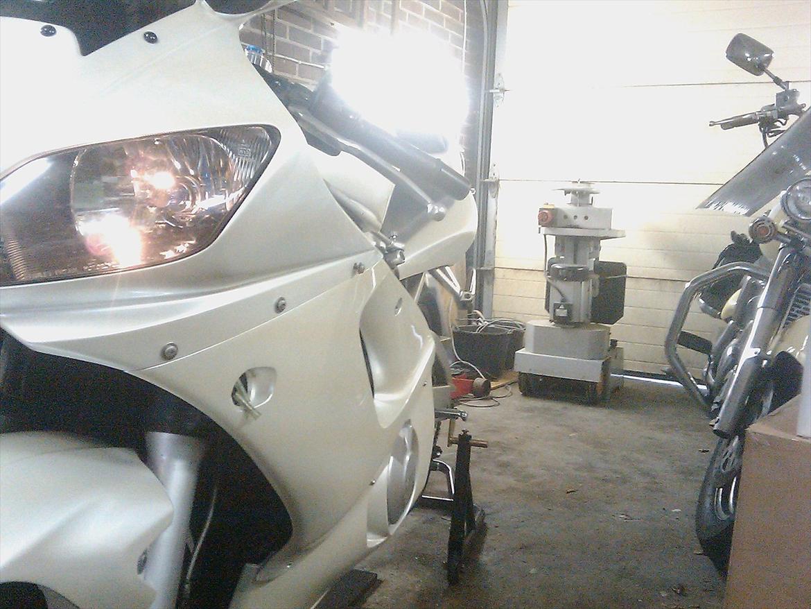 Yamaha YZF R6 - Det ser sq noget bedre ud som den røde damefrakke der sad på før billede 6