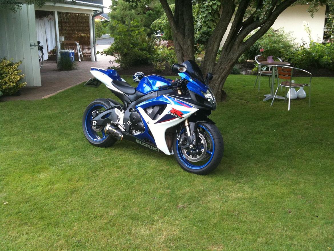 Suzuki gsxr 600 K7  - Så kom den nye two brother udstødning på.. Lyder alt for vildt :)  billede 6