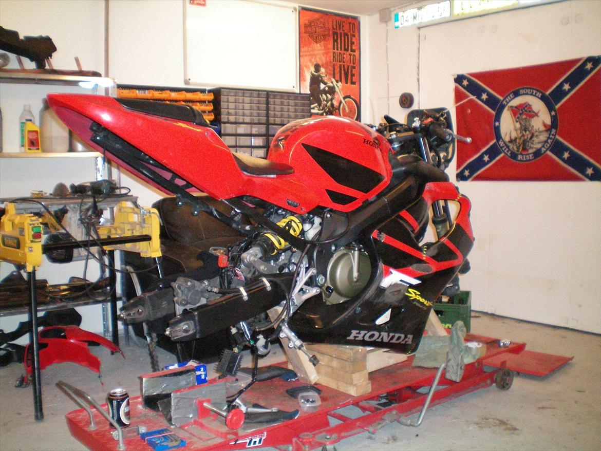 Honda Cbr 600 F4i sport. - Løsligt samlet, for at få et billede af hvordan den kommer til at se ud. ;D billede 1
