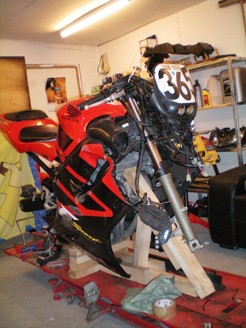 Honda Cbr 600 F4i sport. - Løsligt samlet, for at få et billede af hvordan den kommer til at se ud. ;D billede 2