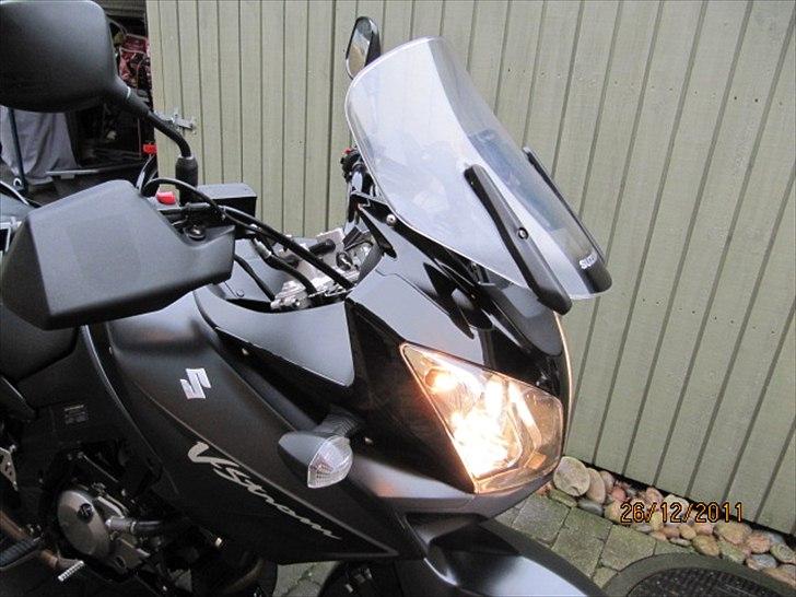 Suzuki DL 650 A K7 Wilbers Edition - Vindskærm i laveste og mest vinklet indstilling billede 5