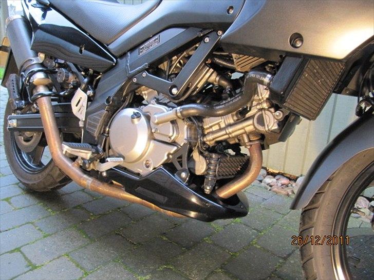 Suzuki DL 650 A K7 Wilbers Edition - Den sorte plov er ekstraudstyr. Lige over ses oliekøleren. billede 6