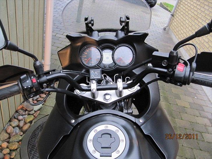 Suzuki DL 650 A K7 Wilbers Edition - Førerpladsen billede 7