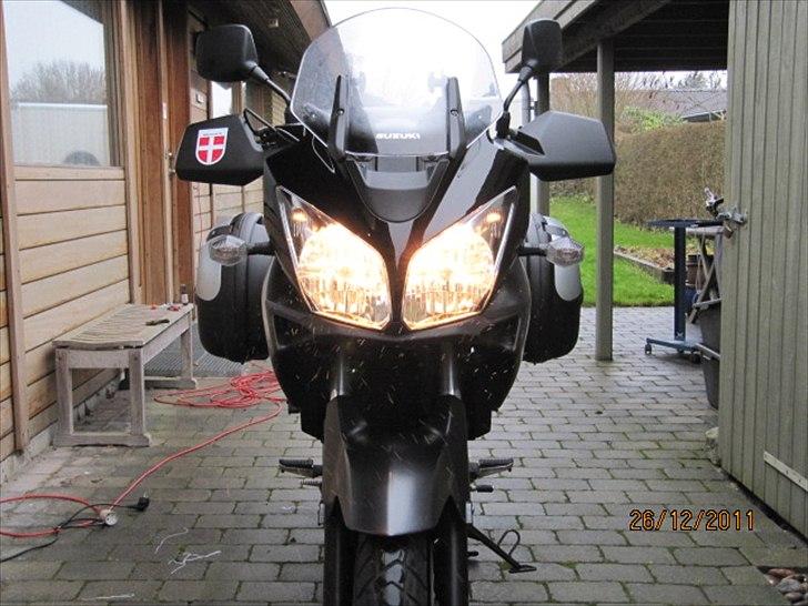 Suzuki DL 650 A K7 Wilbers Edition - Det er en ordentlig færge når taskerne er monteret billede 12