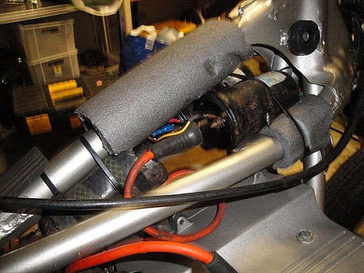 Suzuki GT380  [Tidl. motorcykel] - Det her skal rettes, rørisolering, vandslange og strips til montering af spoler, den går ikke. billede 9