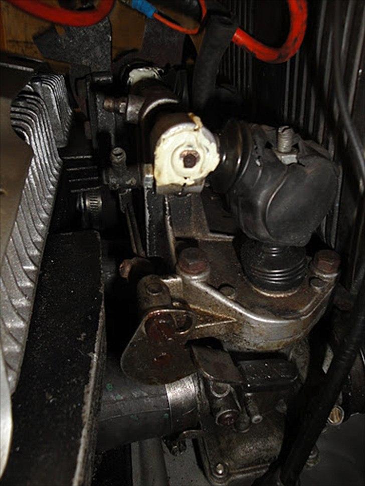 Suzuki GT380  [Tidl. motorcykel] - Armene her på gasakslen var alle knækkede og derefter limet fast, den går ikke. billede 2