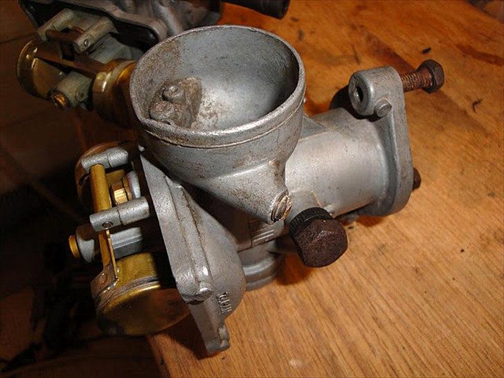 Suzuki GT380  [Tidl. motorcykel] - Adskildte alle karburatorer, og rensning er påbegyndt, denne ene karburator har noget fasttøret stads i bunden. Ydersiden er nogenlunde på de bare steder, jeg mangler stadig at komme ind i krogene. billede 4