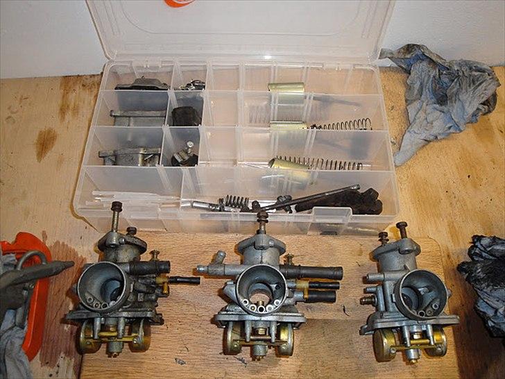 Suzuki GT380  [Tidl. motorcykel] - Købte en fiskekasse, så jeg kunne lægge alle karburatorstumperne op systematisk, da jeg ikke ved hvornår det skal samles igen. billede 5