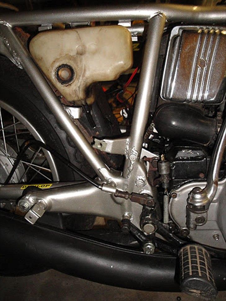 Suzuki GT380  [Tidl. motorcykel] - Oliesystemet var fejlagtigt afmonteret, så det må på igen. billede 7