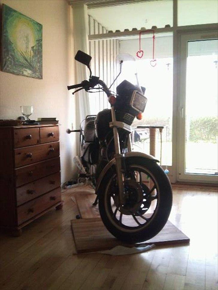 Yamaha xv 920 - Pt får hun stdig lov til at stå indenfor om vinteren.... billede 4