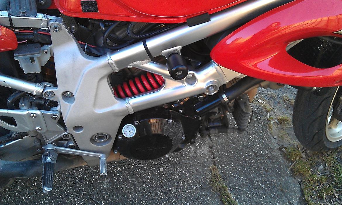 Suzuki TL1000S (Solgt) - Crash bobbins og olietemperaturmåler billede 14