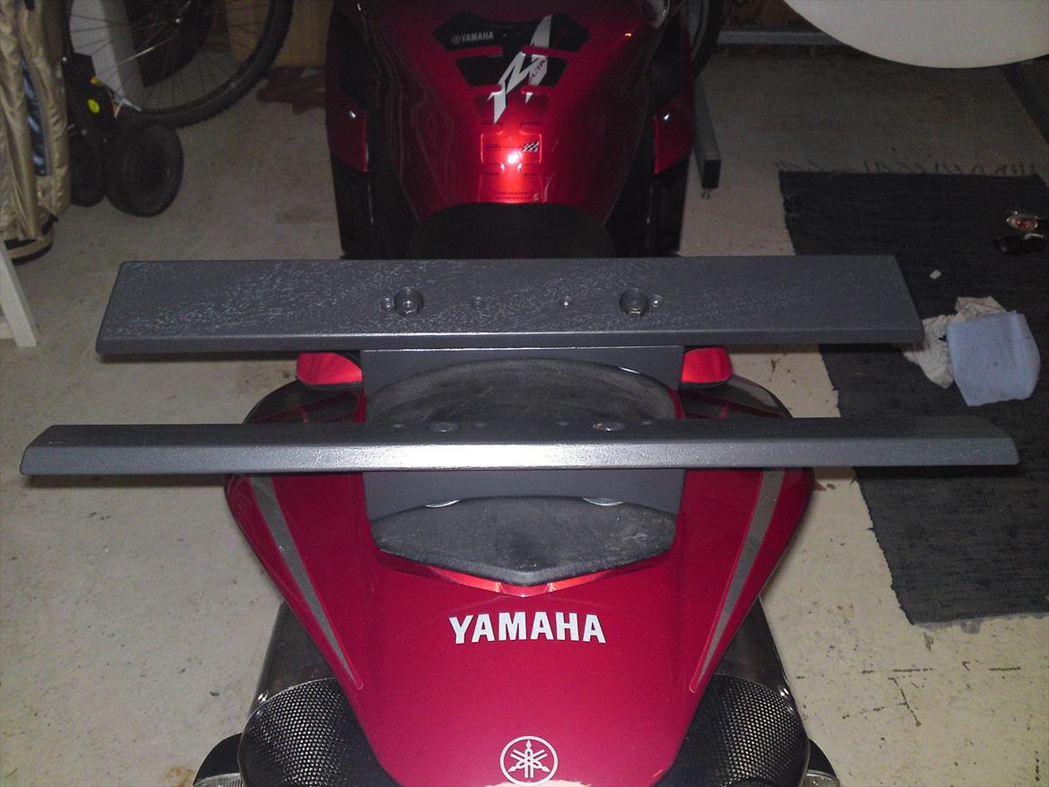Yamaha R1 - Hjemmelavet "bagage-bære". Fungerer perfekt når man som jeg er lidt øm for lakerede dele..  billede 8