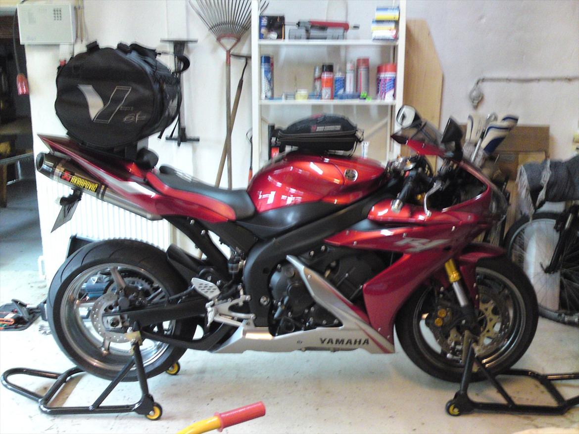 Yamaha R1 - Plads til både telt og stor taske. Med et par remme sidder det super godt. "Svævende" click on tank-taske.  billede 9