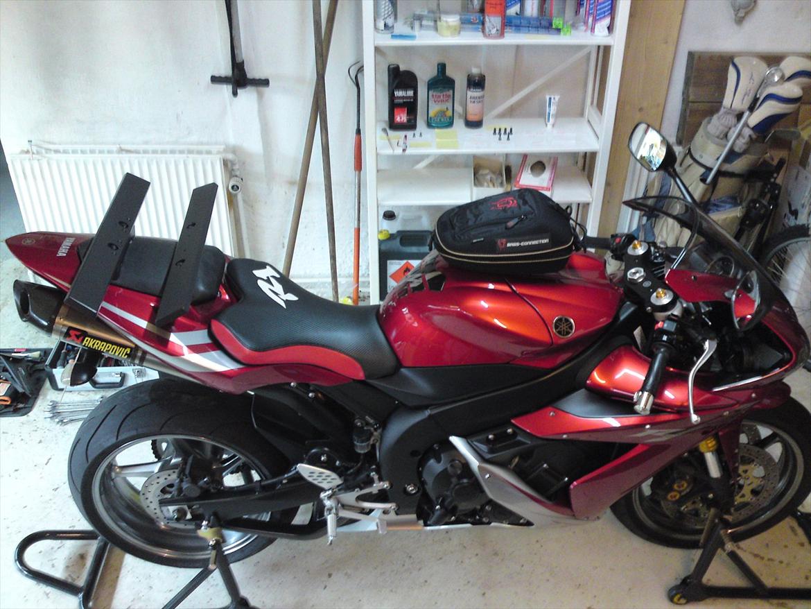 Yamaha R1 - Hjemmelavet "bagage-bære". Fungerer perfekt når man som jeg er lidt øm for lakerede dele..  billede 3