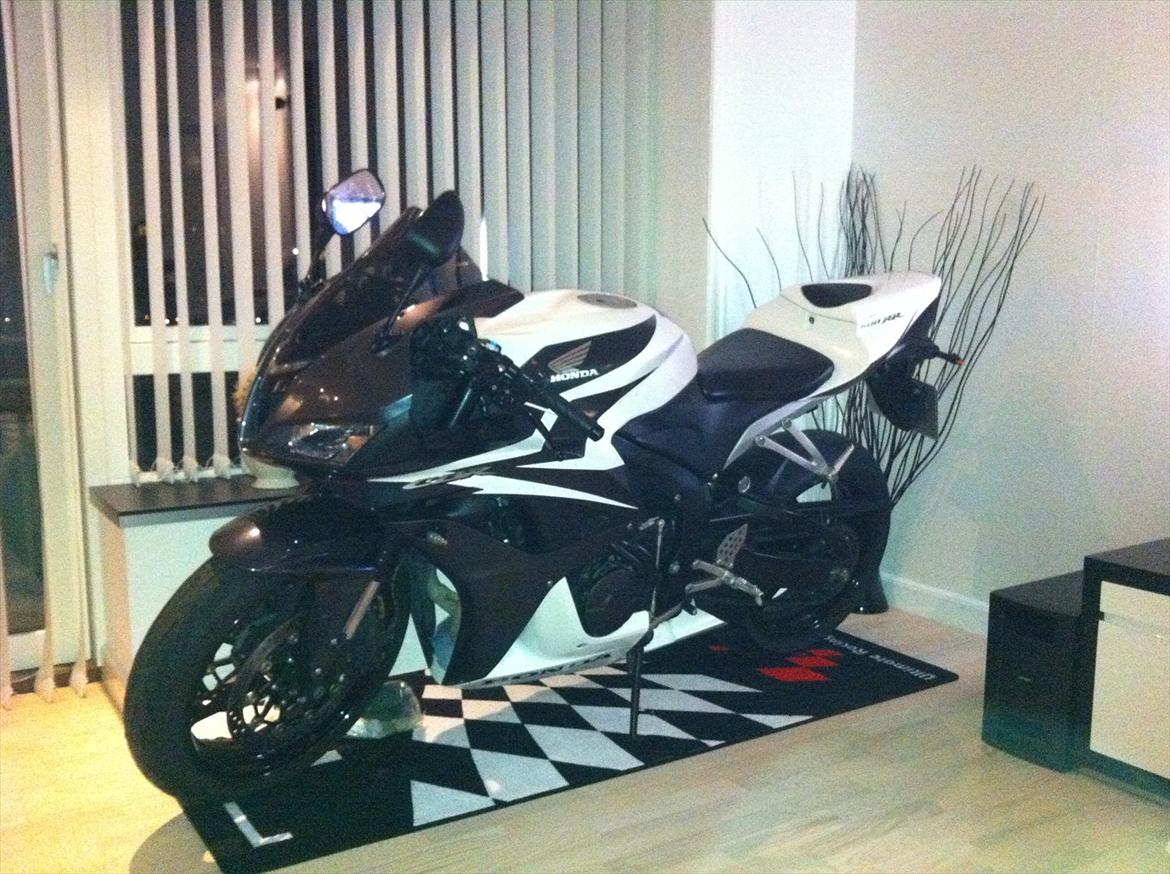Honda CBR 600 RR - så kom den op i lejligheden på 2 sal. til vinter opbevaring !! billede 7